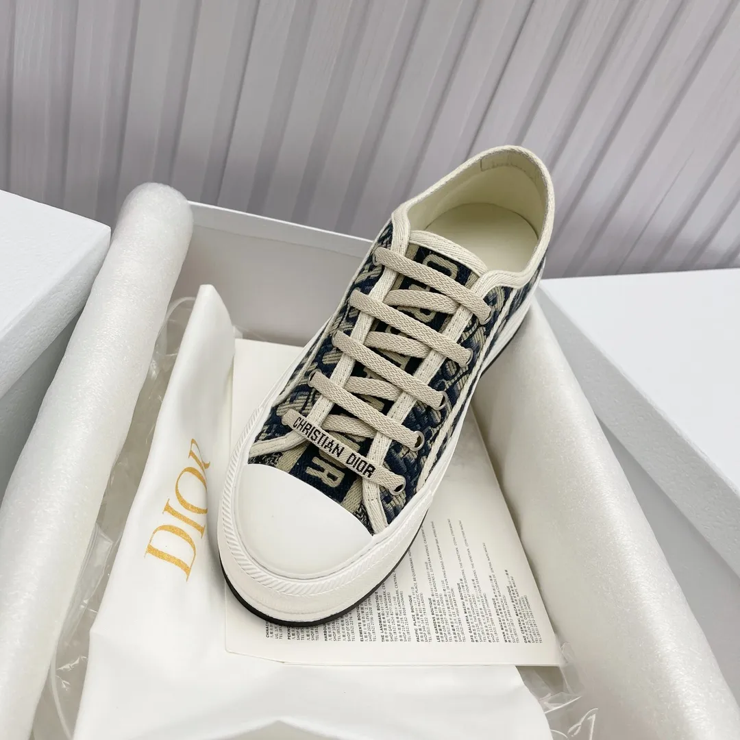 👟👟Ex-factory price 520👟👟 Spot high quality Dior )Flat sneakers are made of fully embroidered iconic patterns💎💎♦️Top quality in the market🎗Breaking hot model in foreign counters🎗Non-market ordinary imitation version🎗🔳The fabric is made of Italian🇮🇹imported fabric❗️Embroidered upper, original mold injection Logo frosted five-pointed star outsole🔳Inside imported lambskin + high elasticity injection molding mold Logo foam pads Number of yards: 35 to 41
